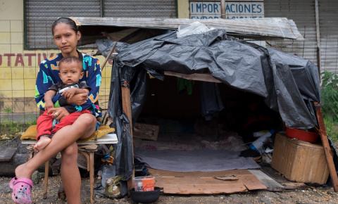 Sem dinheiro, venezuelanos acampam às margens de rodovia na fronteira do Brasil: 'aqui pelo menos temos comida'