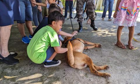 Crianças autistas participam de sessão de terapia com cães do Bope em Macapá 